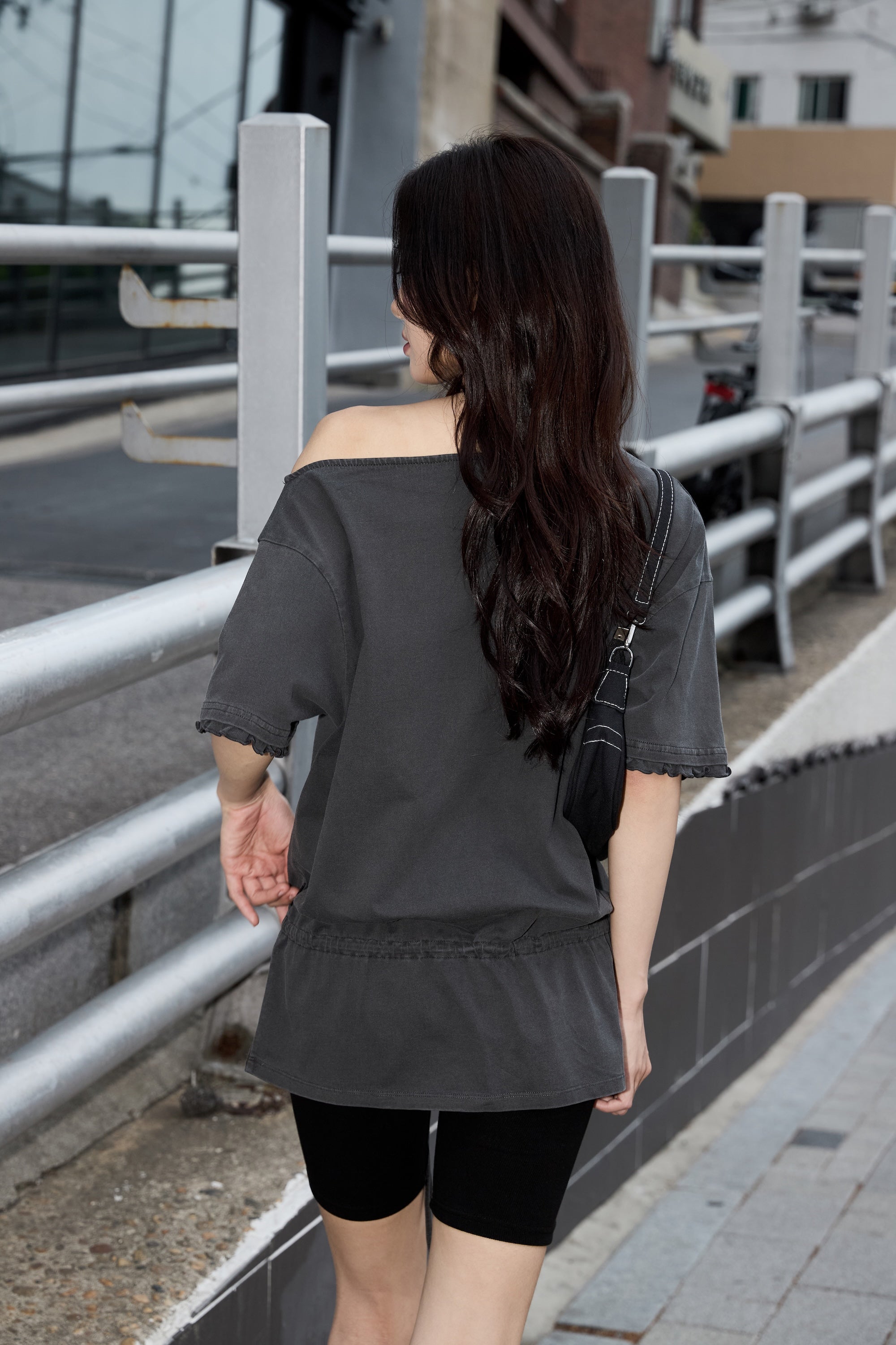 ハーフ オフショルダーウエスト ストリングTシャツ【チャコール】