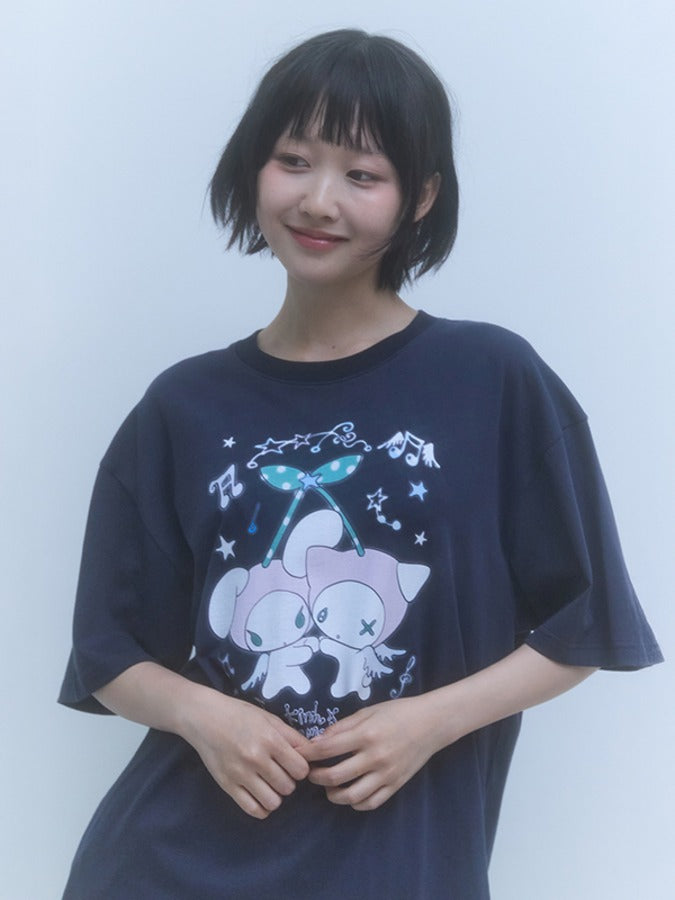 KIRSH X SUNONEBIRD ラビットチェリールーズフィット Tシャツ【ダークネイビー】