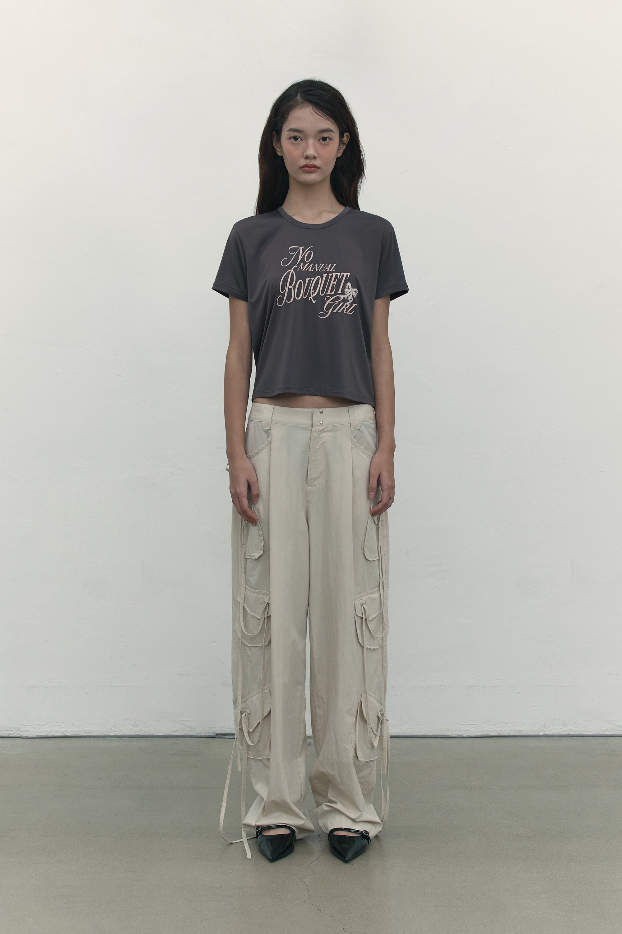 ブーケガールグラフィックTシャツ【チャコール】