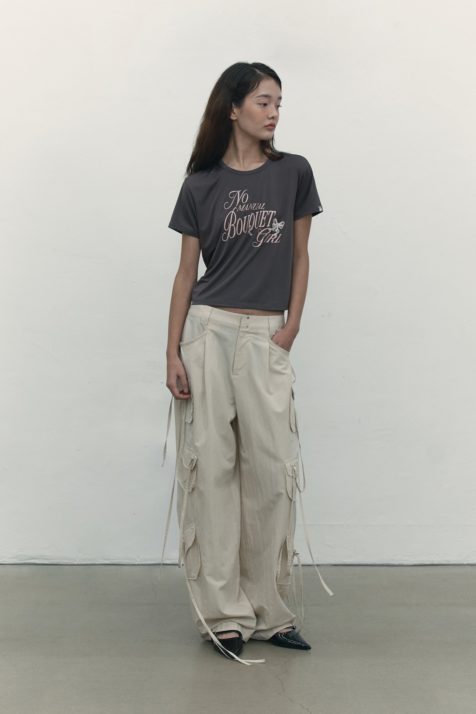 ブーケガールグラフィックTシャツ【チャコール】