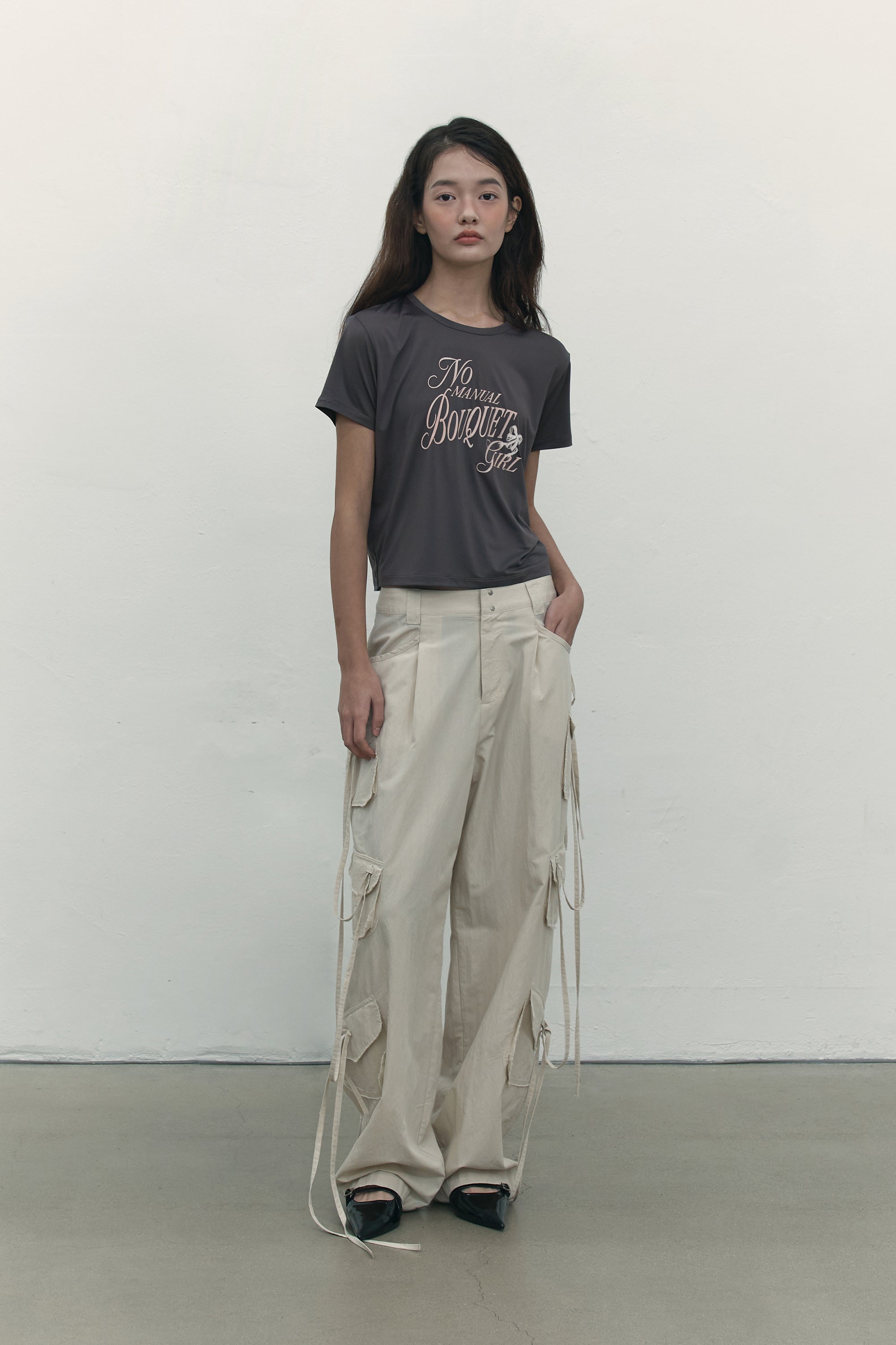 ブーケガールグラフィックTシャツ【チャコール】