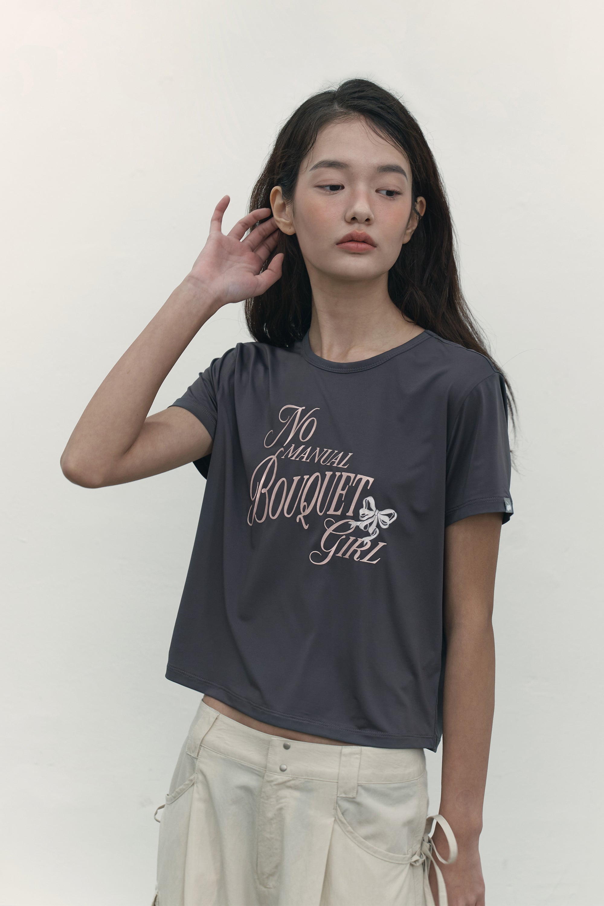 ブーケガールグラフィックTシャツ【アイボリー】