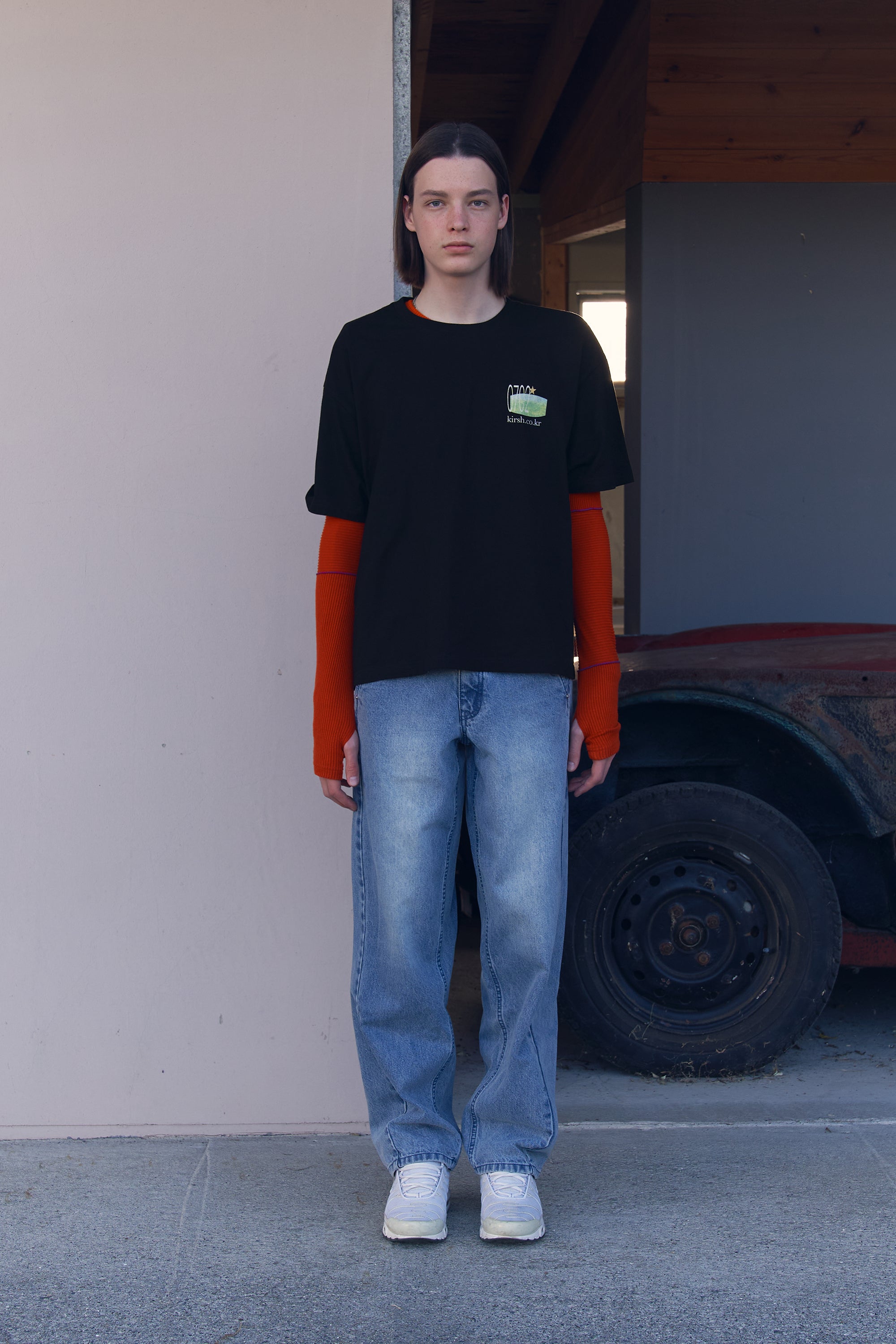 UNI ユースホステル グラフィックTシャツ【ブラック】