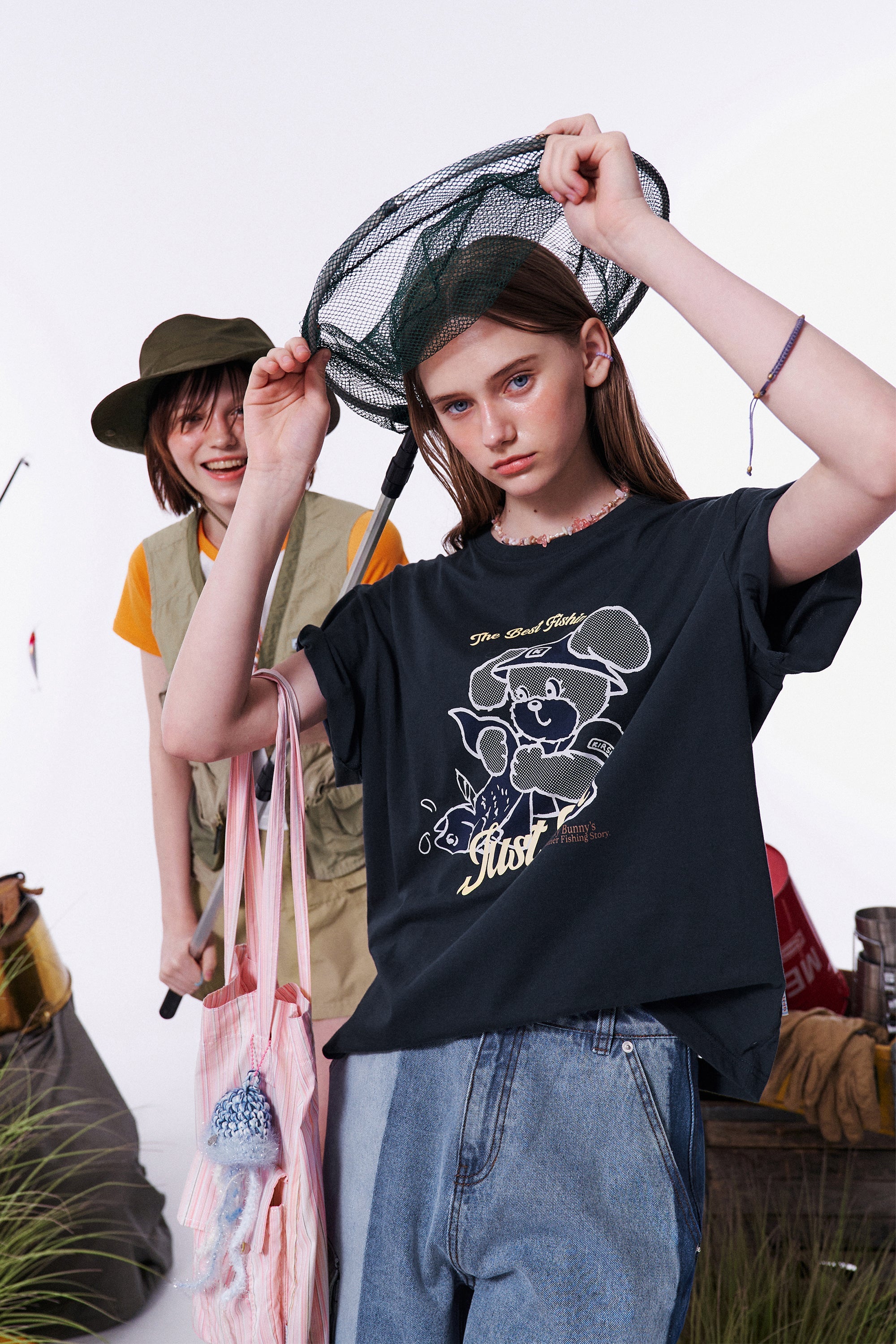 フィッシングウィッティバニーグラフィックルーズフィットTシャツ【ホワイト】
