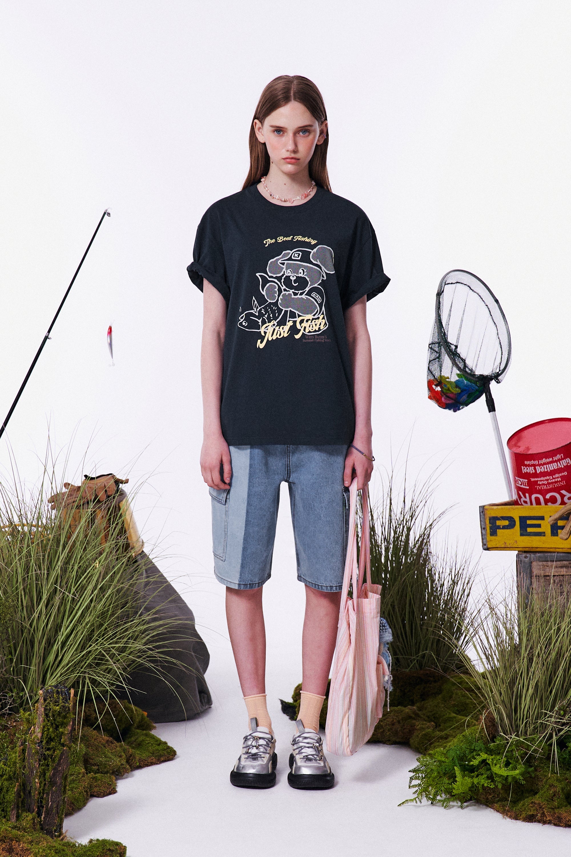 フィッシングウィッティバニーグラフィックルーズフィットTシャツ【ホワイト】