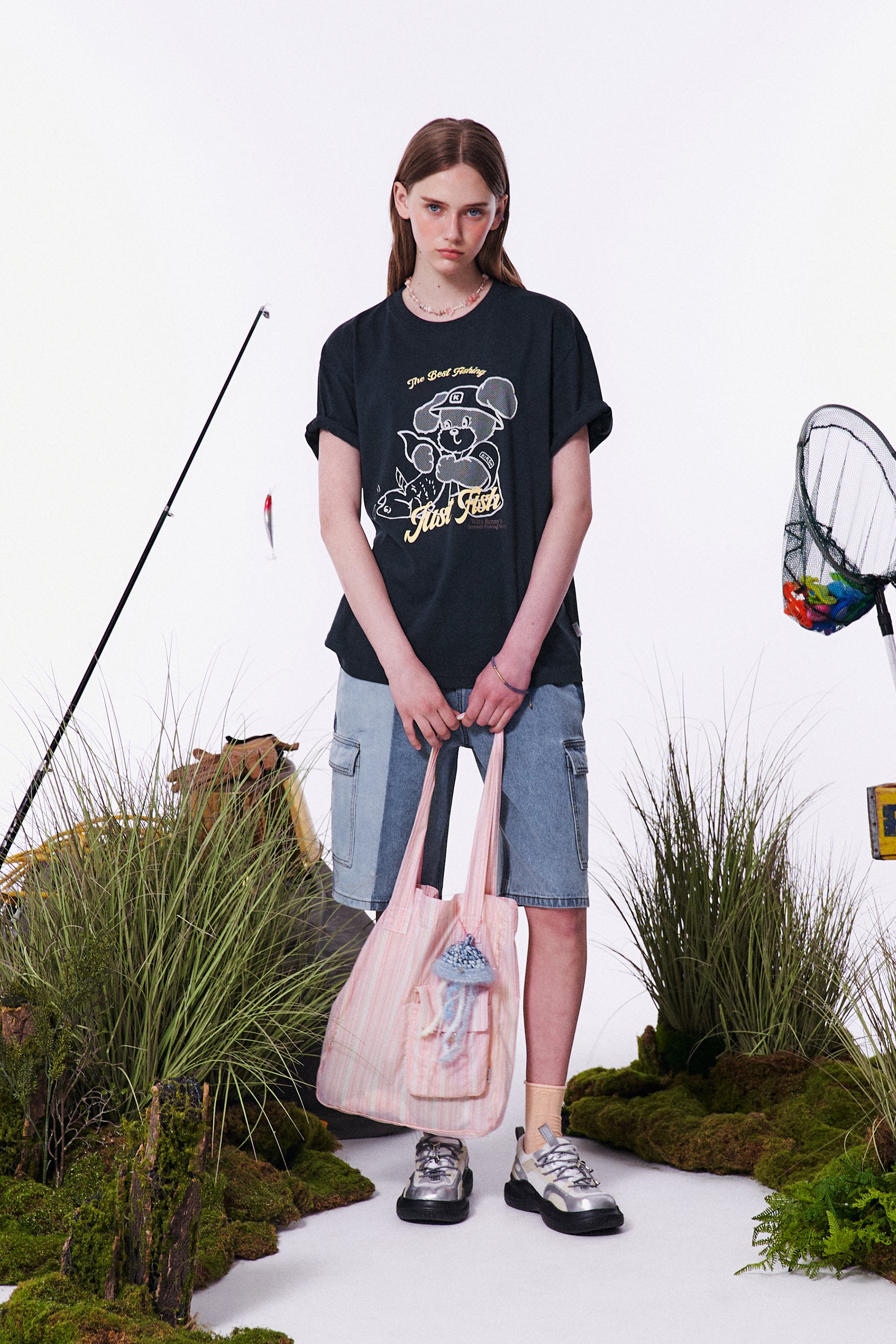 フィッシングウィッティバニーグラフィックルーズフィットTシャツ【ネイビー】